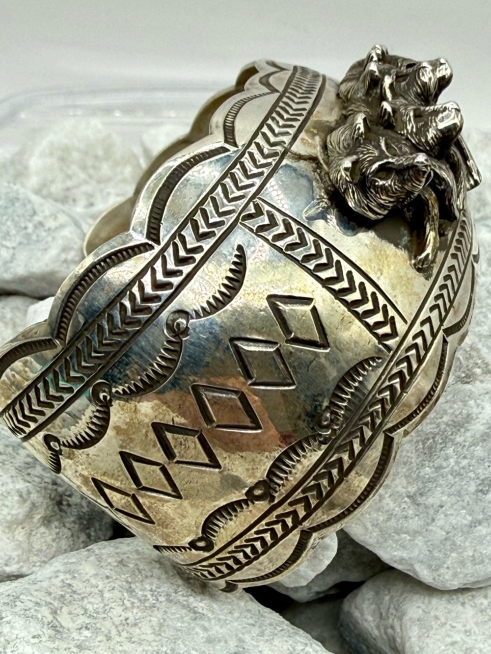 Navajo Carson Blackgoat Sterling 3D Wolfpack Cuff Bracelet Signed Sterling 59.2g - Picture 10 of 14